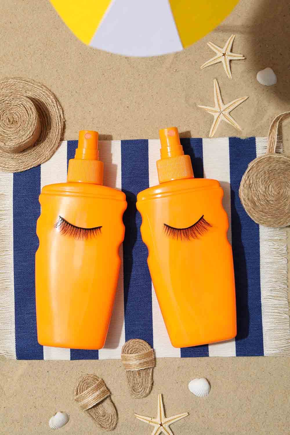 Концепция летнего ухода за кожей в виде оригинального тематического коллажа на песке